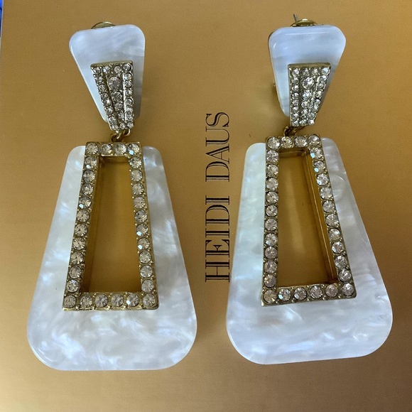 Heidi Daus To The Hamptons Resin Crystal Drop Earrings White Omega Backs - Picture 1 of 10